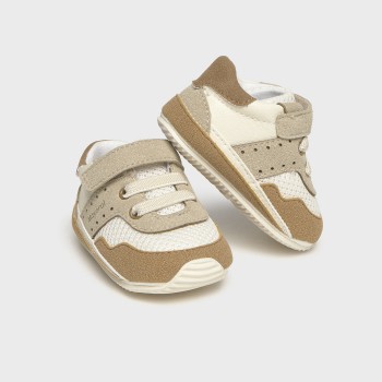 Βρεφικά παπουτσάκια για αγόρια αθλητικά Mayoral μπεζ ταμπά