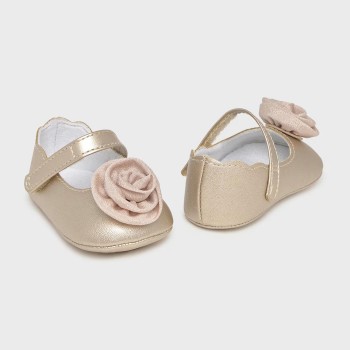 Βρεφικά παπουτσάκια για κορίτσια μπαρέτες λουλούδι Mayoral σαμπανιζέ